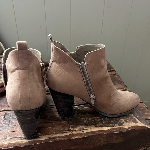 Heeled light brown suede booties - Picture 2 of 3